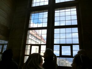 プラハ城旧王宮で30年戦争の発端「窓外放出事件」の窓を見る！