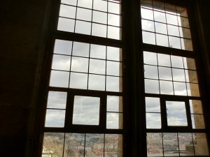 プラハ城旧王宮で30年戦争の発端「窓外放出事件」の窓を見る！